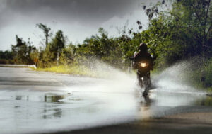 Motorrijden in de regen