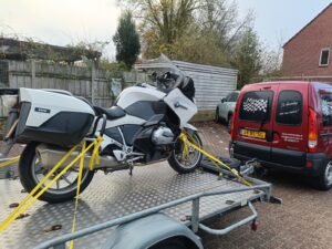 Tips voor motorrijders in de winter: blijf veilig bij kou, regen en donker weer. Ontdek kleding, banden, verlichting en winteronderhoud bij Motorpulse.