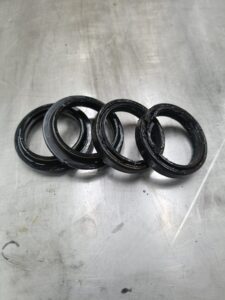 Voorpootkeerringen bij motoren zijn essentieel voor veiligheid en rijcomfort. Lees hoe slijtage ontstaat, hoe je lekkage herkent en wanneer vervangen noodzakelijk is.