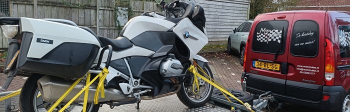 Tips voor motorrijders in de winter: blijf veilig bij kou, regen en donker weer. Ontdek kleding, banden, verlichting en winteronderhoud bij Motorpulse.