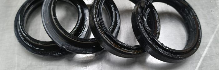 Voorpootkeerringen bij motoren zijn essentieel voor veiligheid en rijcomfort. Lees hoe slijtage ontstaat, hoe je lekkage herkent en wanneer vervangen noodzakelijk is.